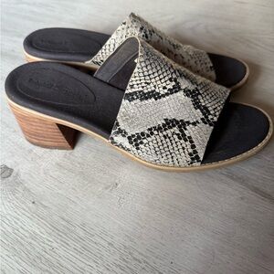 Timberland Women’s Snake Heeled Sandals Size 7